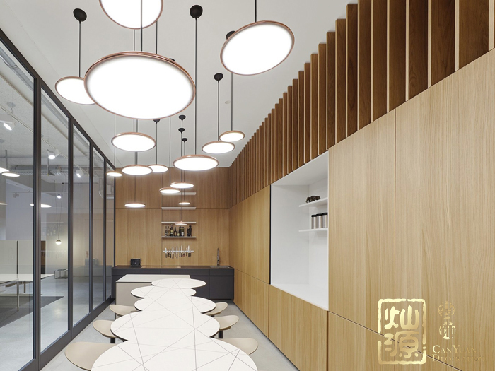 小型网络公司时尚科技办公室装修设计案例