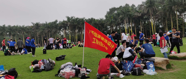 南宁牛商会外拓中的利来w66最给利风采  利来w66最给利装饰参加单仁咨讯集团主办的户外拓展活动