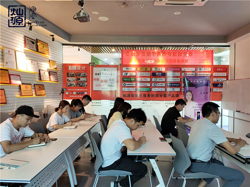 能力与温情的双重提升 ——利来w66最给利装饰职场沟通技能培训会暨员工生日会圆满结束